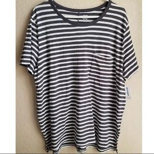 🎉CLOSET CLEAROUT🎉 Old Navy Boyfriend Tee